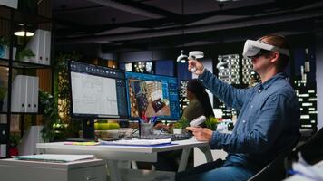 masculino ingeniero utilizando vr auriculares y ai en interior diseño software a puesto de trabajo, Moviente bienes para Departamento diseño con artificial inteligencia sugerencias en 3d hacer programa. cámara una. video