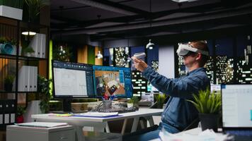 interno progettista utilizzando virtuale la realtà cuffia per creare un' pavimento Piano, Lavorando su appartamento disposizione con architettonico Software e progetti. vr bicchieri e mascalzone modellismo programma. telecamera un. video