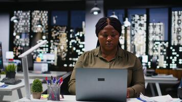 diverso empregados acionado dentro o negócio intel e analytics usando dados diagramas dentro uma corporativo escritório, colegas de trabalho Reveja projeções e relatórios para melhorar No geral companhia estratégia. Câmera b. video