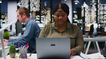 diverso o negócio colegas revendo arquivos e gráficos durante uma estratégia resumo. empregados dentro multinacional companhia compartilhar intuições e coordenada tarefas usando pc e visual dados ferramentas. Câmera b. video