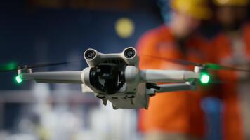 ingenjörer tekniker använder sig av Drönare för avlägsen operationer och antenn kartläggning på offshore rigg, förbättra logistik, planera och modern underhåll genom Avancerad teknologi. kamera b. video