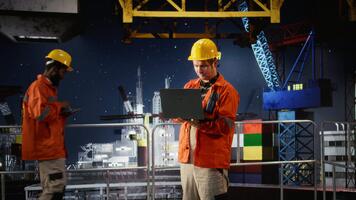 porträtt av leende ingenjör på offshore plattform utför analys på bärbar dator, borrning operationer justera med effektiv olja och bränsle extraktion. marin ekosystem med naturlig gas. kamera a. video