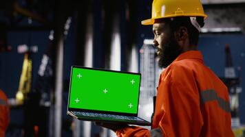 isolerat attrapp med olika ingenjörer på offshore olja plattform övervakning utsläpp system i hård hattar, säkerställa överensstämmelse med olja extraktion standarder och effektiv bränsle produktion. kamera b. video