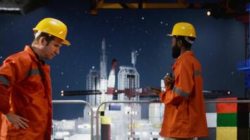 offshore olja plattform ingenjör pacing de golv varelse upprörd och angelägen, kämpar till övervaka effektiv naturlig gas och petroleum extraktion från marin ekosystem. otålig arbetstagare. kamera b. video