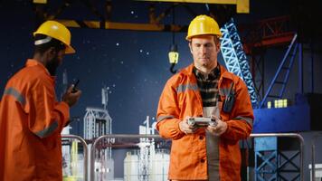 al largo ingegnere usi fuco per Manutenzione e ispezione di perforazione piattaforma, integrando UAV tecnologia e a distanza controllo sistemi per efficiente olio e petrolio estrazione. telecamera b. video