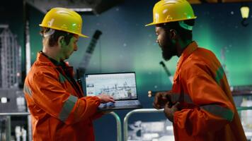 olika miljö- kommenderar på offshore rigg använda sig av walkie prat till samordna olja och fossil bränslen extraktion system på plattform. industriell operationer från marin ekosystem. kamera b. video