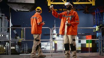 ingenjörer med vr glasögon på offshore olja plattform använda sig av virtuell verklighet tech till simulera borrning operationer och övervaka maskineri, säkerställa säkerhet protokoll i petroleum extraktion. a. video