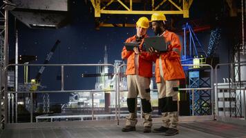 miljö- kommenderar på offshore plattform inspektera olja borrning system, övervakning kol fotavtryck data med Avancerad programvara app på enheter. marin bevarande standarder. kamera a. video