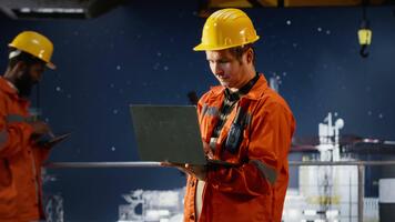 porträtt av leende ingenjör på offshore plattform utför analys på bärbar dator, borrning operationer justera med effektiv olja och bränsle extraktion. marin ekosystem med naturlig gas. kamera b. video