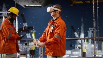 al largo piattaforma lavoratore utilizzando virtuale la realtà cuffia per simulare olio estrazione e produzione processi, garantendo sicurezza e efficienza nel perforazione per industriale produzione. telecamera b. video