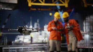 ingenjörer tekniker använder sig av Drönare för avlägsen operationer och antenn kartläggning på offshore rigg, förbättra logistik, planera och modern underhåll genom Avancerad teknologi. kamera a. video