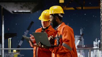 ambientale ufficiali su al largo piattaforma ispezionare olio perforazione sistemi, monitoraggio carbonio orma dati con Avanzate Software App su dispositivi. marino conservazione standard. telecamera b. video