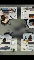 vertical topo baixa Visão do profissional colegas de trabalho acionado dentro relatório partilha e dados visualização. multiétnico equipe usa previsão e documentação para fortalecer o negócio estratégia. Câmera uma. video
