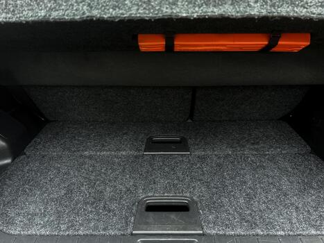 espacioso y organizado maletero espacio con práctico caracteristicas para todos los días utilizar y aventuras Listo foto