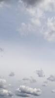 grå himmel med flytande separat moln. dyster clouds från låg vinkel se. timelapse. vertikal video