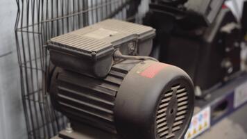 de motor av en löpning dammig motor nära de kompressor video
