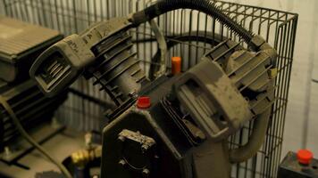 startande en kompressor motor i en verkstad video