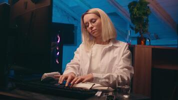 sent natt uppkopplad arbete deadline trött kvinna flicka företag kvinna affärskvinna arbetstagare kodare hacker utvecklare skriver dator crypto handel webb e-handel på Hem över tid stretching händer överansträngning video