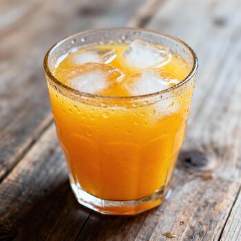 refrescante enfriado agrios bebida con hielo se sienta en rústico de madera superficie foto