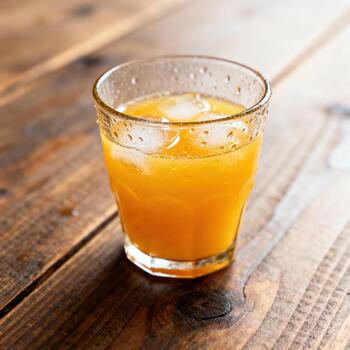 refrescante frío agrios bebida se sienta en un rústico de madera mesa superficie foto