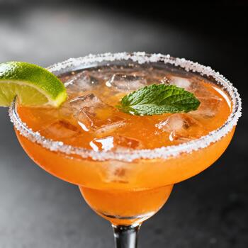 refrescante agrios bebida en un derivado vaso caracteristicas un sal borde, hielo, y Fresco guarnaciones foto