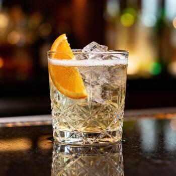 refrescante mezclado bebida con agrios adornar se sienta sobre un lustroso bar superficie foto