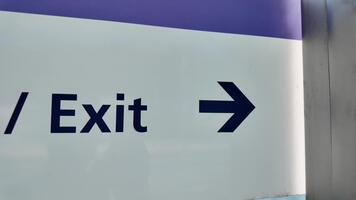 encontrar seu caminho com Claro Saída sinais às a estação video