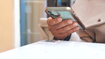 använder sig av en smartphone på en Kafé till skanna en qr koda video