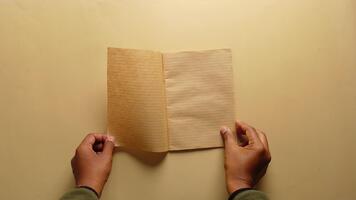 verkennen een blanco notitieboekje Aan een duidelijk oppervlakte video