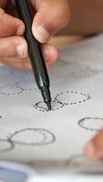 skapande roligt mönster med en markör på papper video