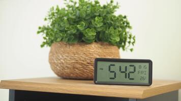 orologio visualizzazione tempo e Data nel un' pulito camera impostare video