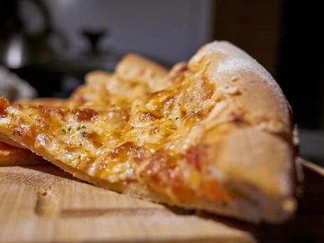 apetitoso Pizza rebanada con pegajoso queso hebras, crujiente hecho a mano Pizza con Derretido queso y atractivo bokeh foto