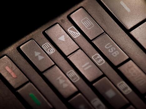 un tenuemente iluminado remoto controlar muestra botones con símbolos para medios de comunicación reproducción características. foto