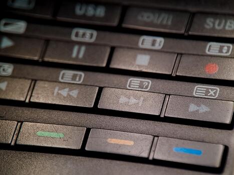 controlar panel botones presentando reproducción y grabación símbolos en un antiguo dispositivo sistema. foto