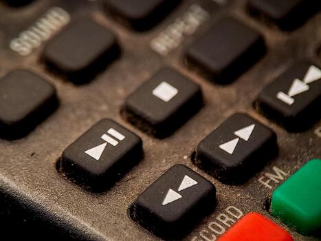 macro imagen demostración el botones en un más viejo electrónico dispositivo con Envejecido, texturizado superficie. foto