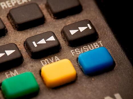 macro Disparo de un remoto controlar panel con texturizado superficie y vistoso función botones desplegado. foto