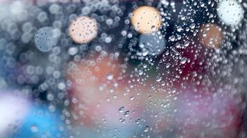 regndroppar på bil vindskydd under regnig väder, tittade från inuti de fordon, skapande en lugna och avkopplande atmosfär video