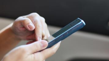 hand innehav och använder sig av smartphone inuti bil för navigering gps, som visar teknologi och kommunikation medan reser, närbild video