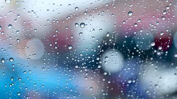 regndroppar på bil vindskydd under regnig väder, tittade från inuti de fordon, skapande en lugna och avkopplande atmosfär. video