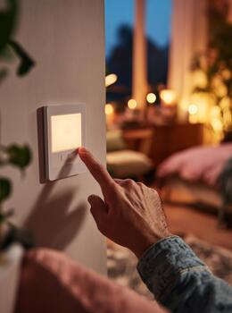 mano ajustando inteligente hogar ligero cambiar controlador dormitorio Encendiendo foto