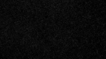 scuro, delicato strutturato superficie con morbido grano e rumore su trasparente sfondo. bene, irregolare modello Aggiunge un' naturale, tattile sentire adatto per sfondo, sovrapposizioni e cinematico design opera. 4k video