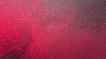 caotico movimento di rosso bolle nel piscina acqua con multicolore luci. astratto colorato sfondo video