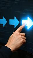 hand rörande en lysande framåt- pil på en digital skärm med mörk gränssnitt. begrepp av framsteg, navigering och modern teknologi video