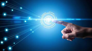 hand rörande lysande digital klot ikon med strömning ljus effekter på blå bakgrund. begrepp av global förbindelse, internet tillgång och digital teknologi video