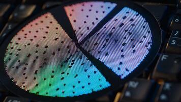 arcobaleno wafer carta geografica su tastiera semiconduttore produzione dati visualizzazione tecnologia video
