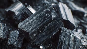 mörk mineral kristaller visning vinkel- formationer på en texturerad yta med naturlig ljus förstärkning detaljer video