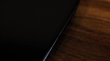 närbild se av en smartphone skärm som visar ett utgående jag kärlek du text meddelande i en grön bubbla, fångad som den skickar. video