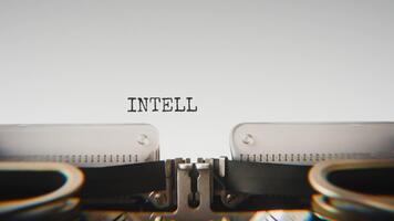 gammal mekanisk skrivmaskin skriver intelligens uppdatering i en stänga upp se, med metall brev slående de vit papper. video