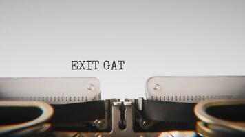 gammal mekanisk skrivmaskin skriver utgång Port i en stänga upp se, med metall brev slående de vit papper. video