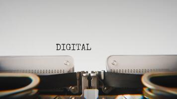 velho mecânico máquina de escrever digitando digital cérebro dentro uma fechar acima visualizar, com metal cartas impressionante a branco papel. video